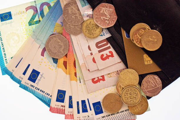 지갑에 10 파운드, 5 파운드 노트 - magnification coin equipment european union currency 뉴스 사진 이미지
