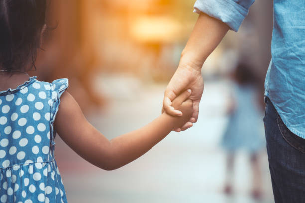 madre e figlia tenendosi per mano insieme in tono di colore vintage - protezione foto e immagini stock