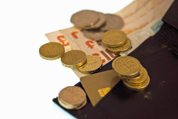 지갑에 10 파운드, 5 파운드 노트 - magnification coin equipment european union currency 뉴스 사진 이미지