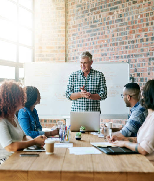 die gehirne um dich herum zu engagieren - laptop young men teaching business meeting stock-fotos und bilder