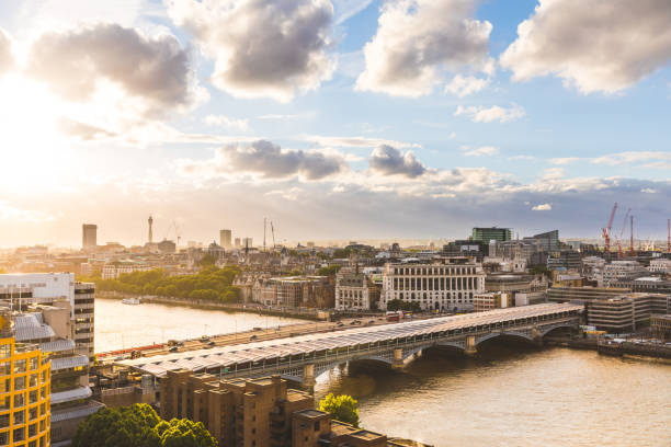 лондон на закате, вид с воздуха - blackfriars bridge стоковые фото и изображения