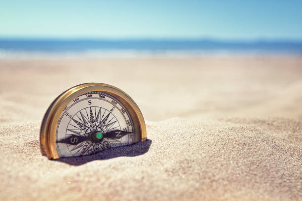 kompas na plaży z piaskiem i morzem - compass exploration the way forward beach zdjęcia i obrazy z banku zdjęć