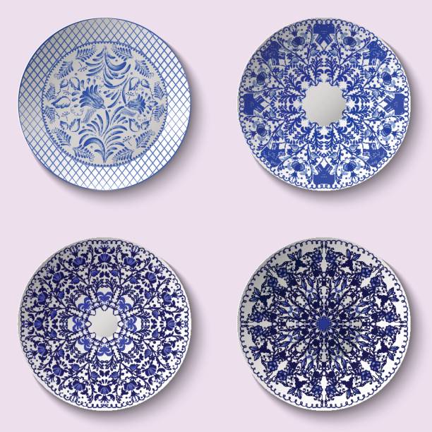 illustrazioni stock, clip art, cartoni animati e icone di tendenza di set di piatti decorativi in porcellana con motivo etnico blu nello stile della pittura cinese su porcellana - plate blue dishware white