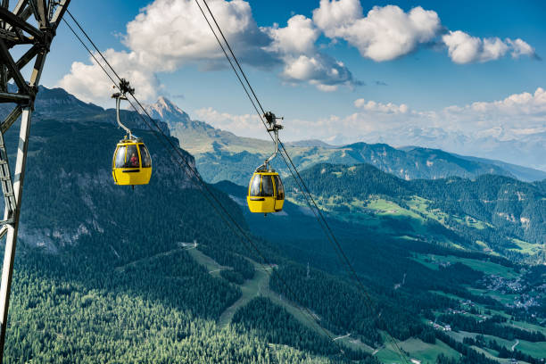 ドロミテの山々 - アルタ バディア、piz ラ イラ。ゴンドラの列車。 - alta badia ストックフォトと画像