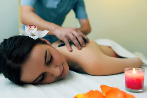 hot-stone-massage - lastone therapy recovery zen like stone stock-fotos und bilder