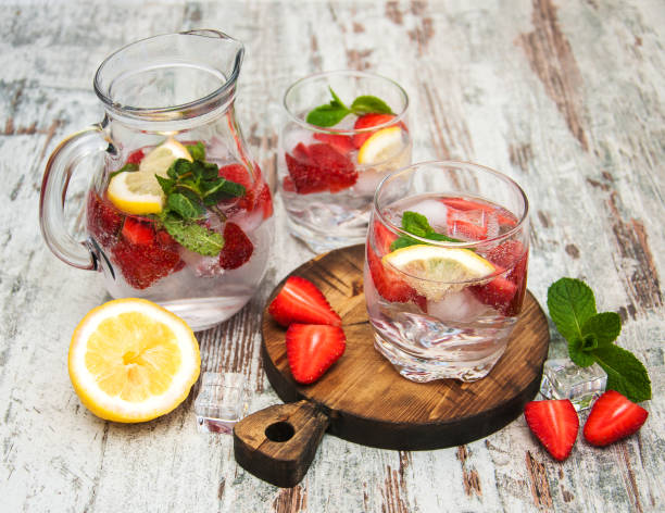 limonade avec srtawberries - grapefruit citrus fruit water fruit photos et images de collection