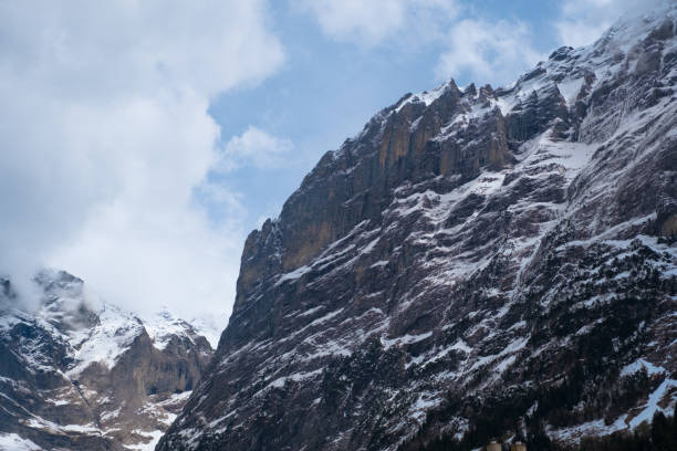 グリンデルワルトとユングフラウ - スイス連邦共和国で美しい山の風景 - switzerland european alps schreckhorn horizontal ストックフォトと画像