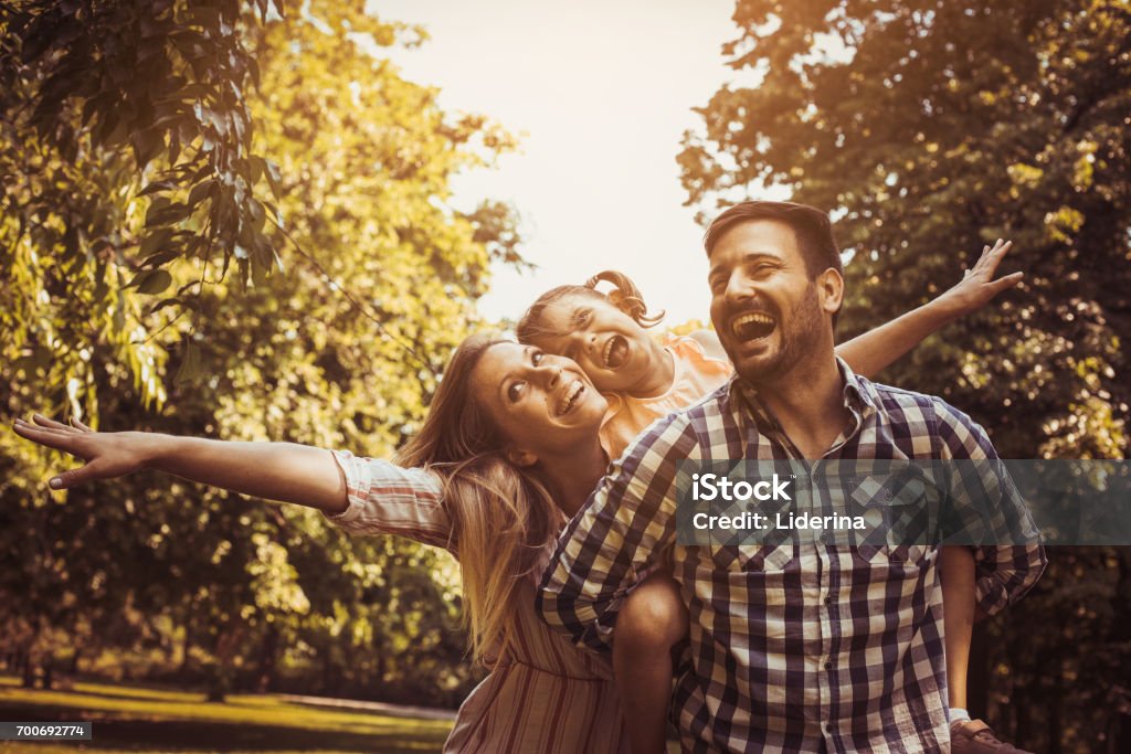 Glückliche Familie gemeinsam im Sommertag. Familie in der Natur. - Lizenzfrei Familie Stock-Foto