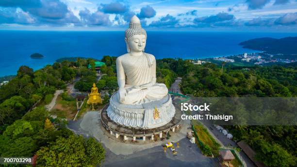 Fotografia Aerea Bianco Grande Buddha Di Phuket In Cielo Blu - Fotografie stock e altre immagini di Phuket