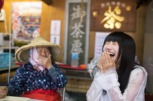 Mujer joven haciendo risa grande con mujer mayor photo