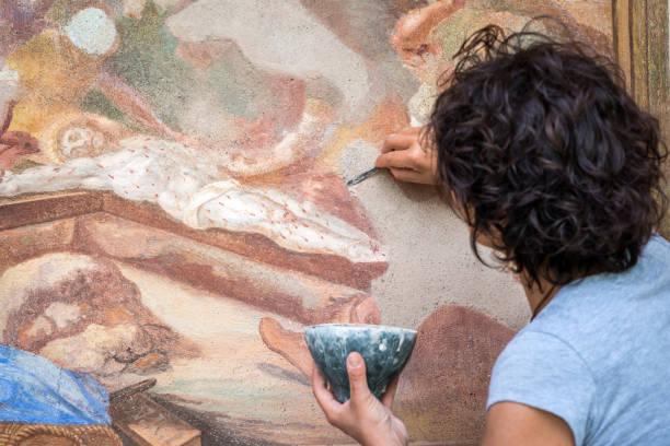 restaurador trabajando en antiguo fresco de capilla al aire libre en italia: aplicar yeso estuco - restoring art painting artist fotografías e imágenes de stock