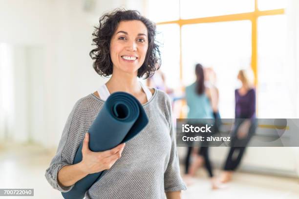 smal Regenachtig Riskant Happy Mature Woman With A Yoga Mat In Health Club Stock Photo - Download  Image Now - Women, Exercising, Yoga - iStock