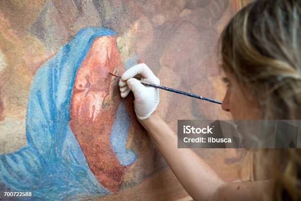 Restaurateur Werken Op Antieke Buiten Kapel Fresco In Italië Schilderij Herstellen Van Religieuze Kunst Stockfoto en meer beelden van Restaureren
