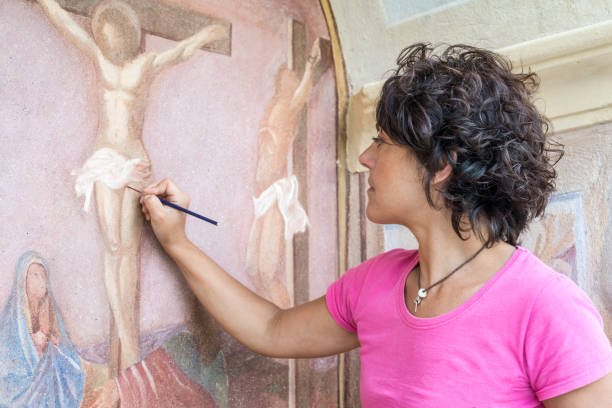 取り組んでいるイタリアのアンティークの屋外礼拝堂フレスコ画の修復: 宗教芸術の絵画を復元します。 - restoring art painting artist ストックフォトと画像