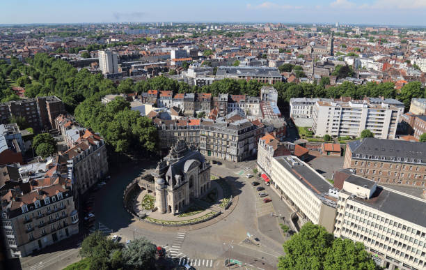 триумфальная арка порт-де-пари в лилле, франция - lille стоковые фото и изображения