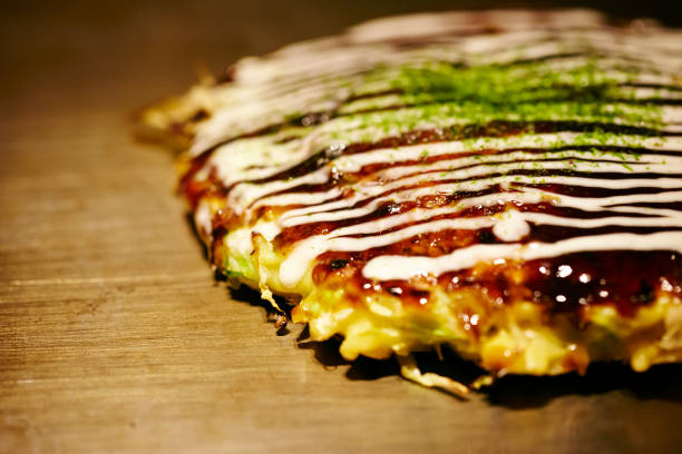 okonomiyaki - okonomiyaki foto e immagini stock