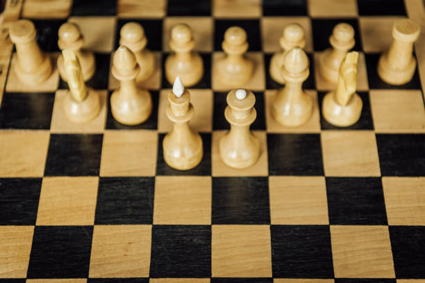 wysoki kąt widok na część szachownicy z królem szachowym i królową pozostającą z przodu - intelligence set armed forces competitive sport zdjęcia i obrazy z banku zdjęć