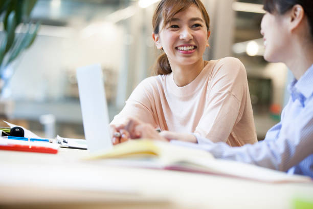 donne che lavorano nell'ufficio - solo giapponesi foto e immagini stock