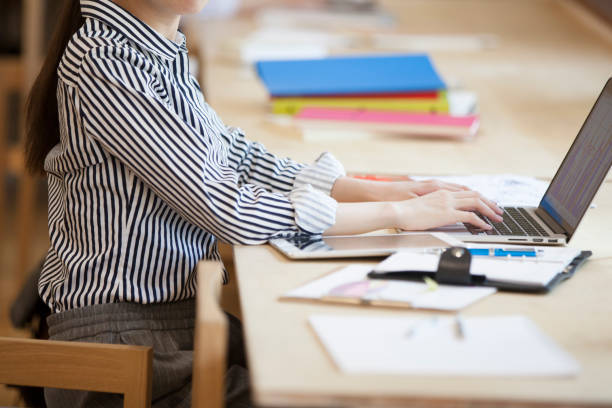 オフィスで仕事をする女性たち - contemporary laptop human hand computer keyboard ストックフォトと画像