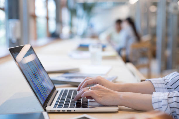 women who work in the office - computer keyboard human hand computer internet imagens e fotografias de stock