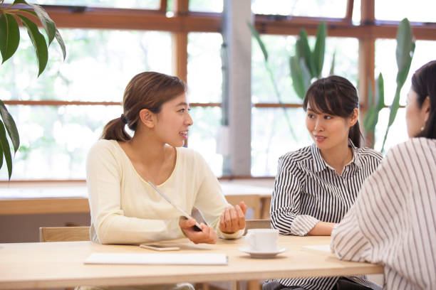 frauen, die im büro arbeiten - japanisch sprache stock-fotos und bilder