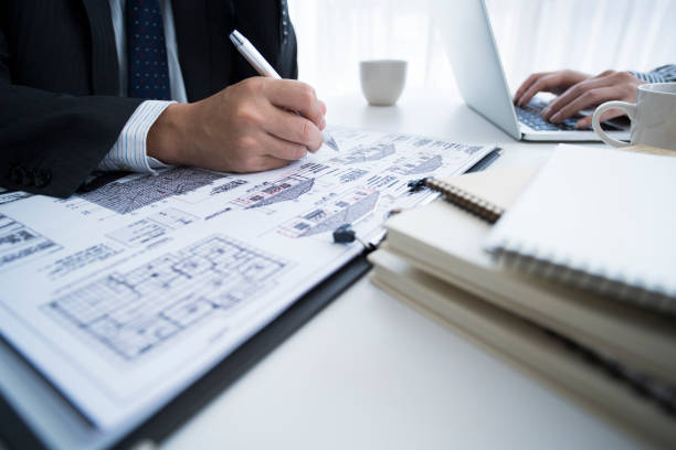 istock Men and women to work at the desk 700806754