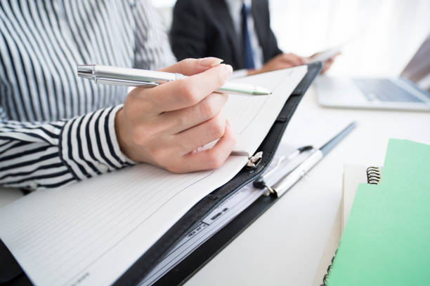 istock Men and women to work at the desk 700806996