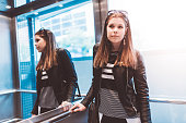 trendige-frau-in-einem-aufzug.jpg?b=1&s=170x170&k=20&c=v3yHNTn-YP3AahmxjgpzqiOMlPNTPiovyK09Ir16XR0=