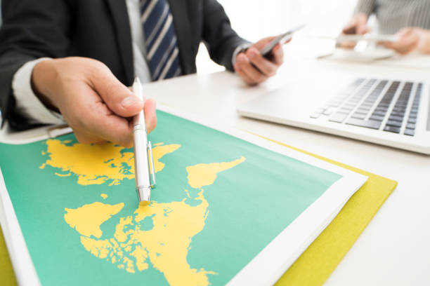 istock Men and women to work at the desk 700813954