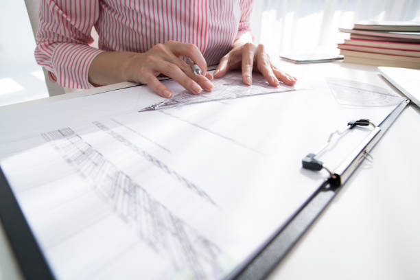 istock Women to work at the desk 700814526