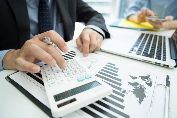 istock Men and women to work at the desk 700814726
