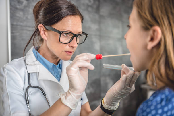 médica, levando a uma cultura de garganta - pathogen streptococcus life science - fotografias e filmes do acervo