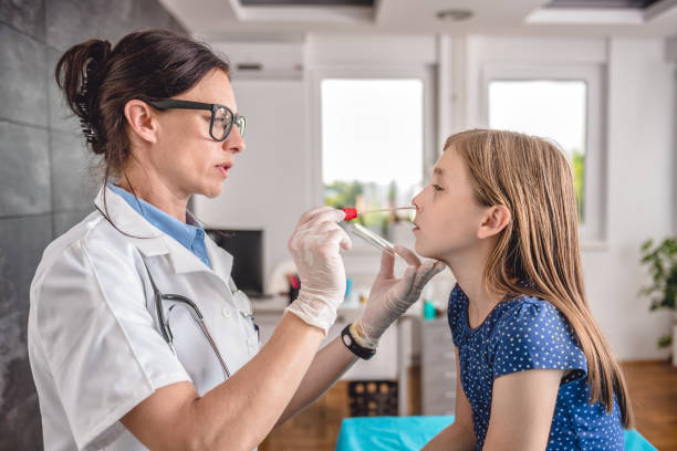 médica, levando a uma cultura de nariz - pathogen streptococcus life science - fotografias e filmes do acervo