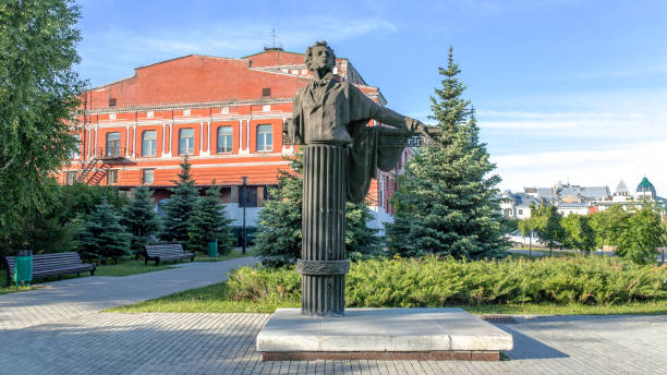 le monument à alexander pushkin à la place de samara sur la volga en russie - pushkin photos et images de collection