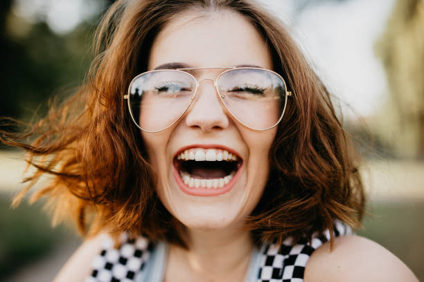 행복 한 여자는 카메라에 웃 고 - glasses women smiling human face 뉴스 사진 이미지