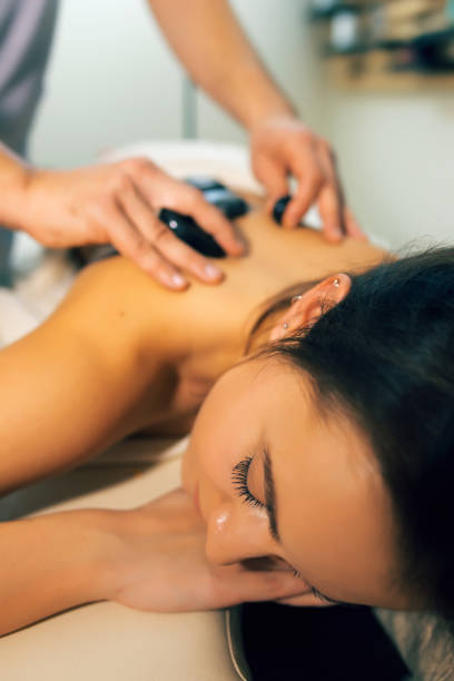 hot-stone-massage - lastone therapy recovery zen like stone stock-fotos und bilder