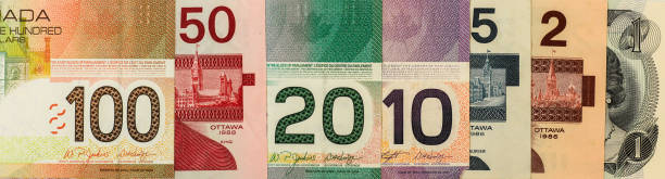 conjunto de canadense, moeda, notas de dólar como pano de fundo. - fifty dollar bill number 50 currency us paper currency - fotografias e filmes do acervo