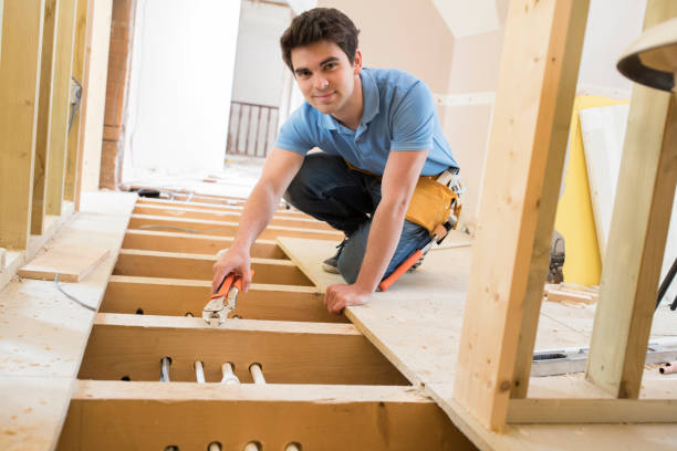 portrait de plombier stagiaire travaillant sur le système de chauffage central - trainee education construction worker plumber photos et images de collection