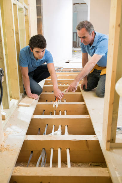 tesisatçı ve merkezi isıtma uydurma çırak - isıtma tesisatı mühendisi stok fotoğraflar ve resimler