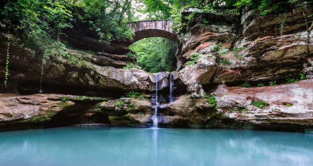 puente de piedra con cascada - columbus park fotografías e imágenes de stock