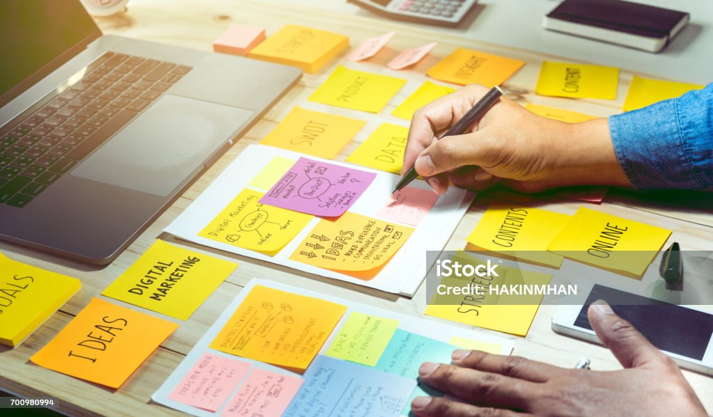 Papel de carta con mano hombre. Lluvia de ideas de negocio y comunicación concepto de plan de marketing - Foto de stock de Mercadotecnia libre de derechos