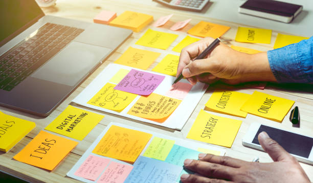 notepaper with male hand.business brainstorming and communication marketing plan concept - marketing imagens e fotografias de stock