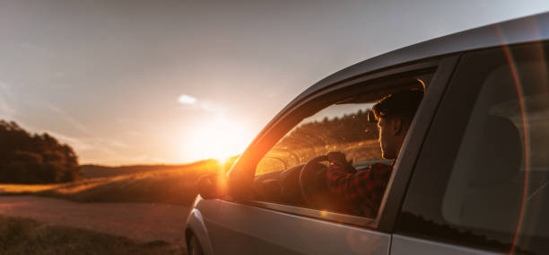 車に若い男の肖像 - car map car rental land vehicle ストックフォトと画像