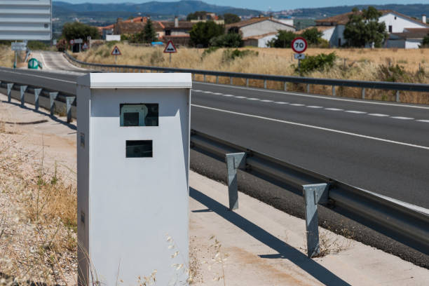 radar di controllo della velocità stradale nella provincia di barcellona, spagna - radar foto e immagini stock