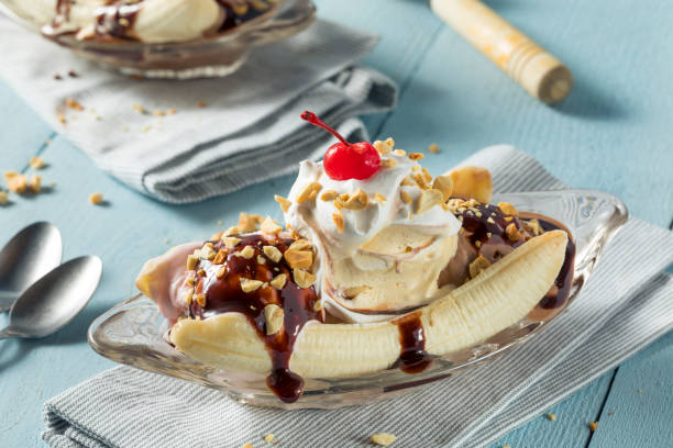 sundae de dulce casero banana split - banana split fotografías e imágenes de stock