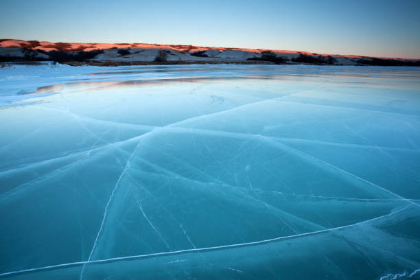 buffalo pound provincial park winter ice vicino alla mascella di alce saskatchewan canada. - saskatchewan north prairie sunset foto e immagini stock