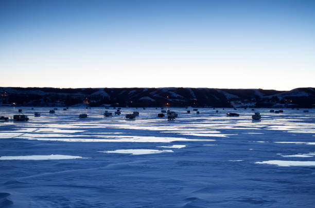pesca sul ghiaccio buffalo pound provincial park saskatchewan vicino a moose jaw canada. - saskatchewan north prairie sunset foto e immagini stock