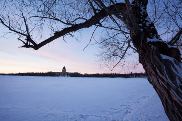 ワスカナ センター公園レジーナ サスカチュワン州カナダ - saskatchewan regina parliament building wascana lake ストックフォトと画像