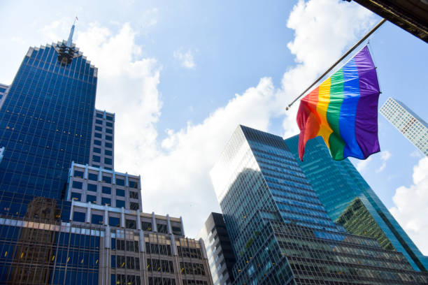 bandera de orgullo en el centro de la ciudad de nueva york - symbol finance corporate business manhattan fotografías e imágenes de stock