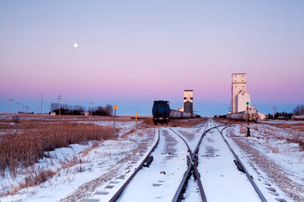 草原の穀物エレベーター サスカチュワン夜イメージ - canada saskatchewan grain elevator prairie ストックフォトと画像